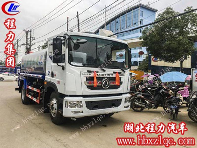 東風(fēng)D9噴霧車整裝完畢，奔赴“戰(zhàn)場”