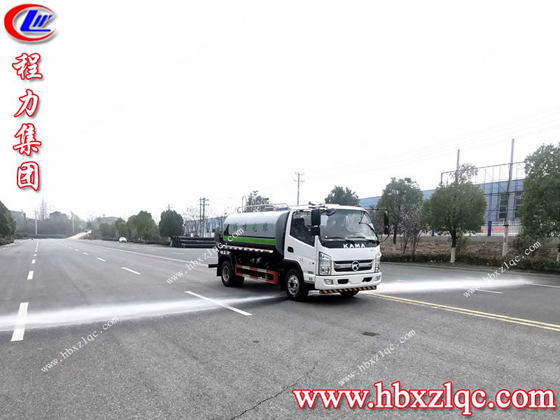 清明煙雨細(xì)——湖北程力凱馬6方灑水車風(fēng)雨不誤，在線試車。