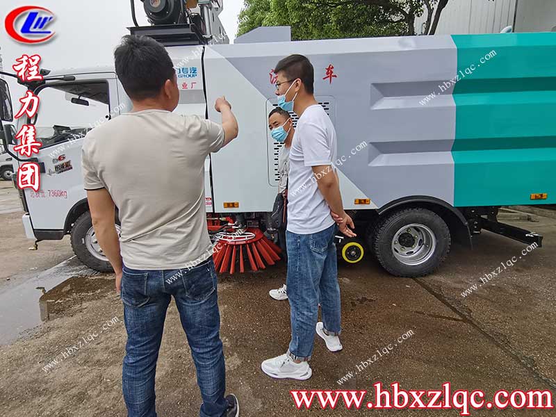 山東省長(zhǎng)治市趙總千里迢迢來(lái)程力集團(tuán)參觀(guān)考察掃路車(chē)